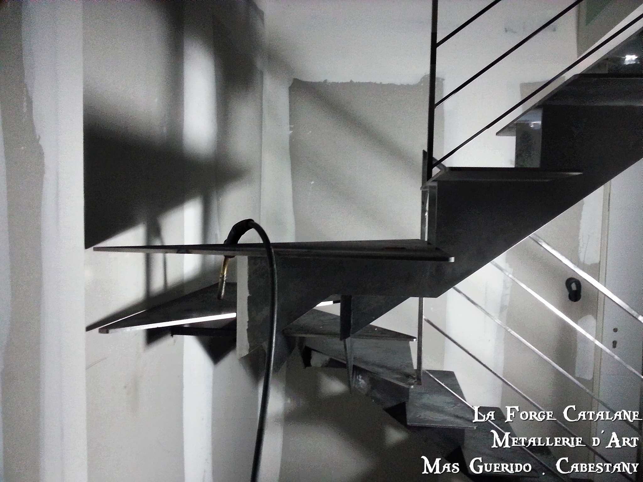 escalier 2 quart tournant marches fer limon cremaillere rampant lisses horizontales forge catalane.jpg